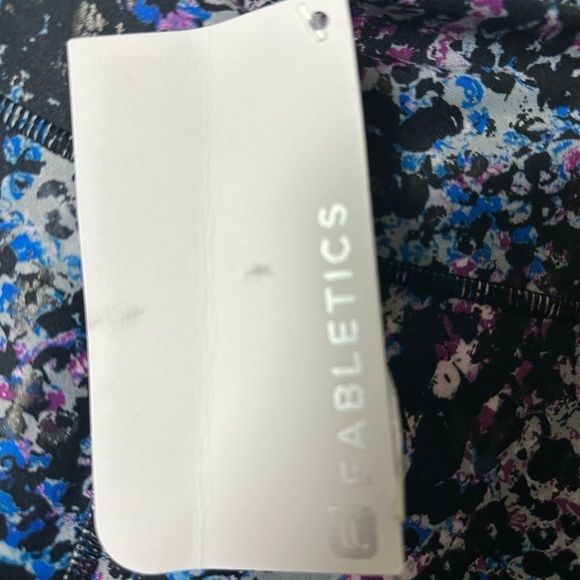 Fabletics Salar Capri Leggings Small Pebble Print Compression Womens Brand New - Picture 2 of 9